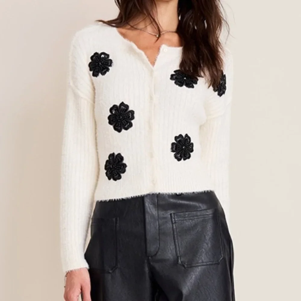 NWT Francesca's Holly Floral Cardigan White with Black Flowers Large SUPER SOFT - Picture 4 of 8